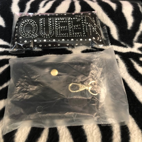 NWT Queen Mask with Holder - Picture 1 of 5